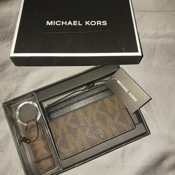 NWT! MICHAEL KORS ID/CC HOLDER WITH KEY RING! - Picture 3 of 10